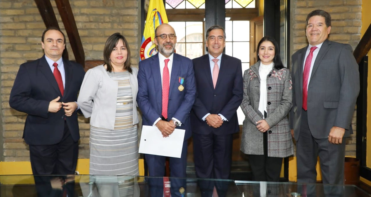 Caja Honor reconoce al Ministro de Vivienda, Ciudad y Territorio